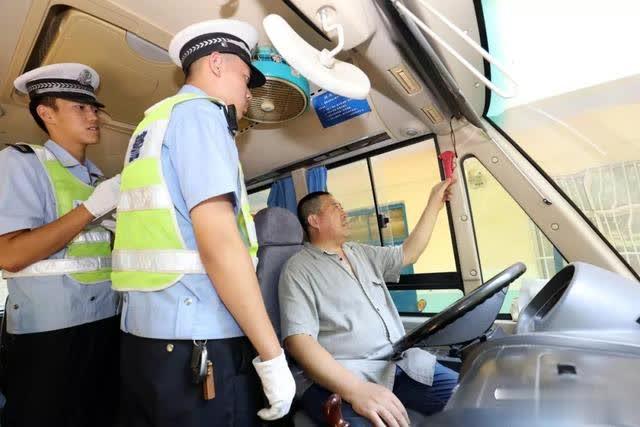 河津:開學(xué)前檢查校車 河津:開學(xué)前檢查校車