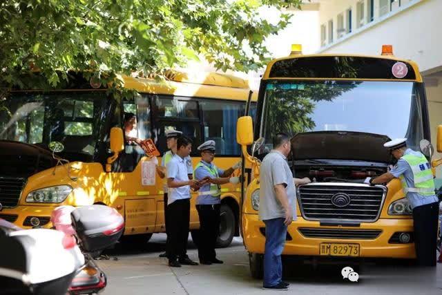 河津:開學(xué)前檢查校車 河津:開學(xué)前檢查校車