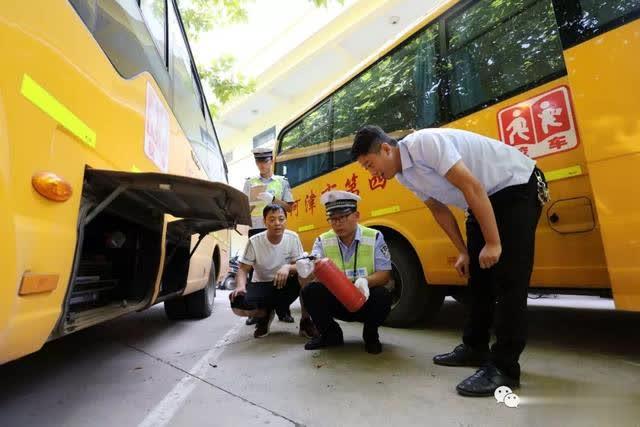 河津:開學(xué)前檢查校車 河津:開學(xué)前檢查校車