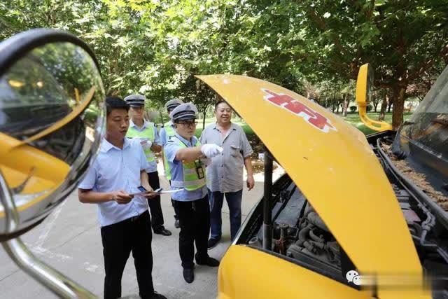 河津:開學(xué)前檢查校車 河津:開學(xué)前檢查校車