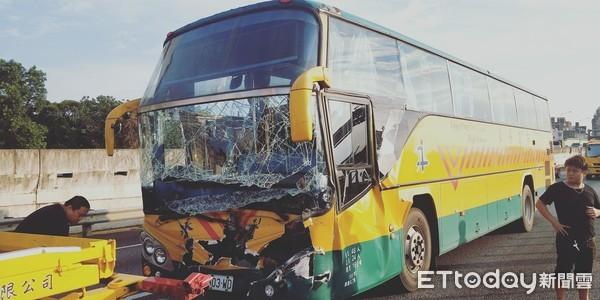 快訊 永平工商校車國一與大貨車事故！22學(xué)生 1司機(jī)受傷 堵8公里