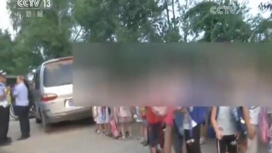 河北衡水黑校車(chē)嚴(yán)重超員7座塞進(jìn)32人