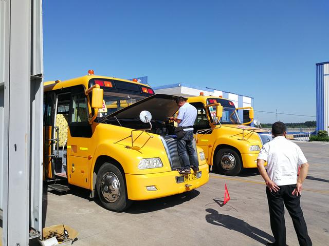 迎開學(xué)！黃島126部大鼻子校車全部“體檢”
