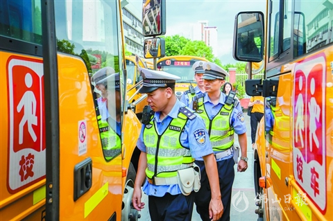 禪城交警校車護(hù)暢隊(duì)守護(hù)學(xué)子上學(xué)路