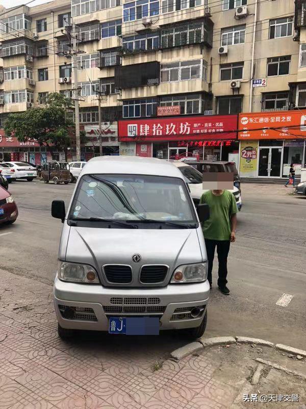 開(kāi)學(xué)首日 交警查獲超員黑校車 派警入校宣傳教育消除隱患 開(kāi)學(xué)首日 交警查獲超員黑校車 派警入校宣傳教育消除隱患