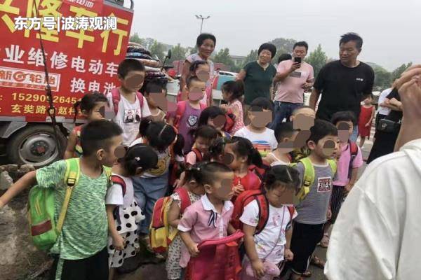 河南洛陽一嚴(yán)重超載“黑校車”被查 河南洛陽一嚴(yán)重超載“黑校車”被查