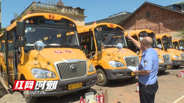 新田：全縣校車“人車雙檢”迎開學(xué)