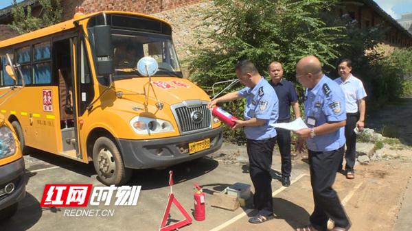 新田：全縣校車“人車雙檢”迎開學(xué)