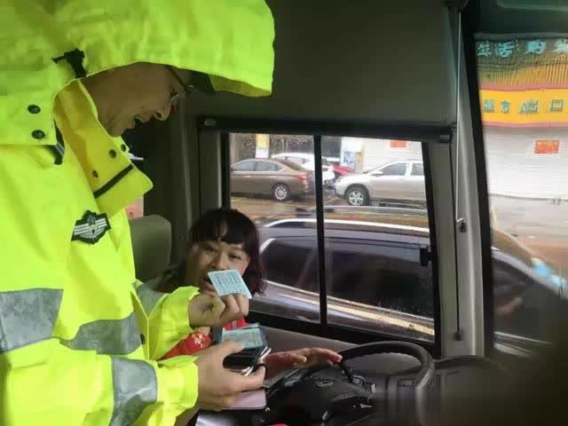 開(kāi)學(xué)第一天 交警開(kāi)展校車突擊檢查行動(dòng)