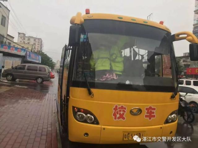 開(kāi)學(xué)第一天 交警開(kāi)展校車突擊檢查行動(dòng)