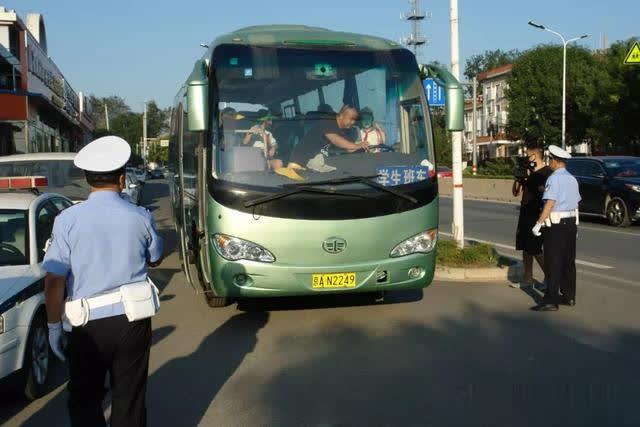 開學(xué)首日昌平區(qū)檢查校車和接送學(xué)生車輛，未發(fā)現(xiàn)車輛超員現(xiàn)象