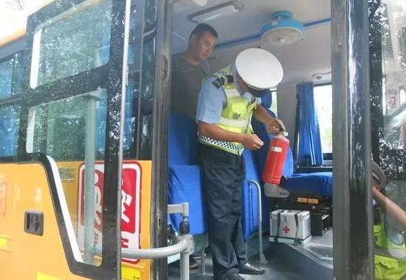 學(xué)生忙！家長忙！交警更忙！鳳臺(tái)交警開啟“護(hù)學(xué)”模式