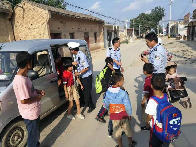 白水:非法校車超員被查處 白水:非法校車超員被查處