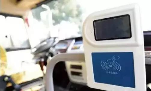 機(jī)智！湖北崇陽投用智慧校車：孩子遺忘在車上會自動報(bào)警