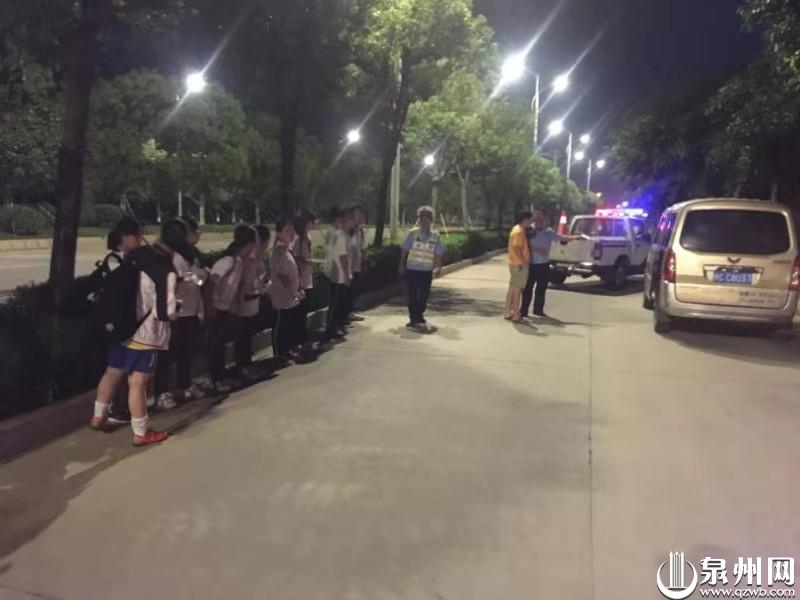 泉州一“黑校車”受家長委托接送學(xué)生 超員駕駛被查獲 泉州一“黑校車”受家長委托接送學(xué)生 超員駕駛被查獲