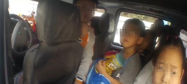密密麻麻擠滿了孩子！保定放學(xué)路上一“校車”超員150%