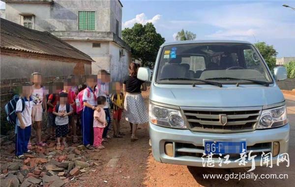 雷州交警查獲一輛超員100%“非法校車(chē)” 雷州交警查獲一輛超員100%“非法校車(chē)”
