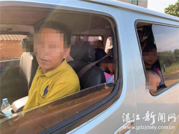 雷州交警查獲一輛超員100%“非法校車(chē)” 雷州交警查獲一輛超員100%“非法校車(chē)”