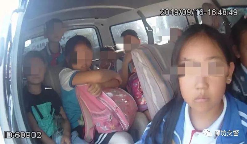 “黑校車”嚴(yán)重超員 三大隊(duì)交警及時(shí)查處守護(hù)學(xué)生平安 “黑校車”嚴(yán)重超員 三大隊(duì)交警及時(shí)查處守護(hù)學(xué)生平安