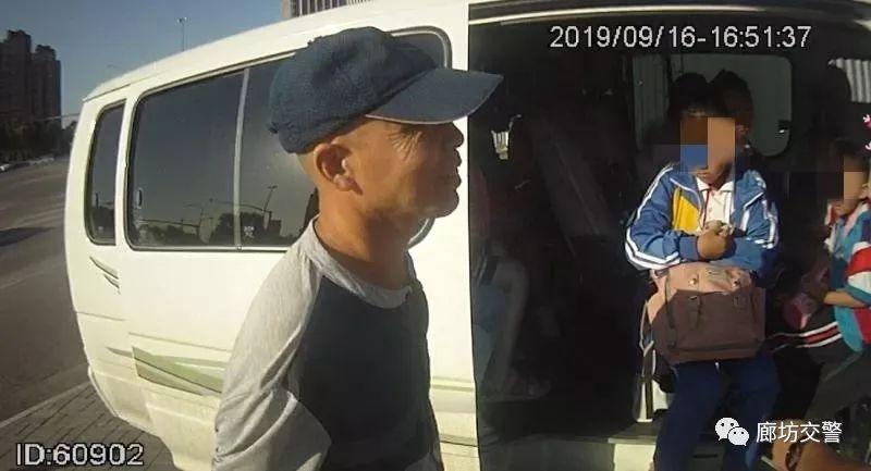 “黑校車”嚴(yán)重超員 三大隊(duì)交警及時(shí)查處守護(hù)學(xué)生平安 “黑校車”嚴(yán)重超員 三大隊(duì)交警及時(shí)查處守護(hù)學(xué)生平安