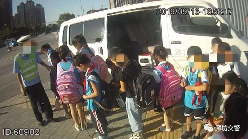 “黑校車”嚴(yán)重超員 三大隊(duì)交警及時(shí)查處守護(hù)學(xué)生平安 “黑校車”嚴(yán)重超員 三大隊(duì)交警及時(shí)查處守護(hù)學(xué)生平安