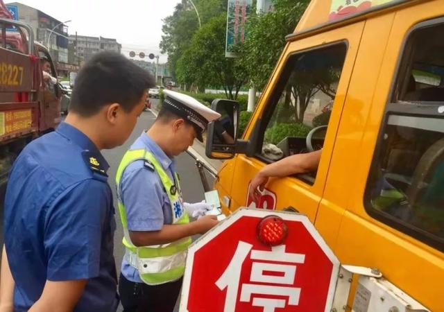 湘潭一校車司機(jī)酒駕心存僥幸“走捷徑”，交警蜀黍：沒想到吧？