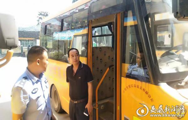 新化縣公安局石沖口鎮(zhèn)派出所深入校園“查防?！敝畏谰€護平安