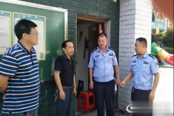 新化縣公安局石沖口鎮(zhèn)派出所深入校園“查防?！敝畏谰€護平安