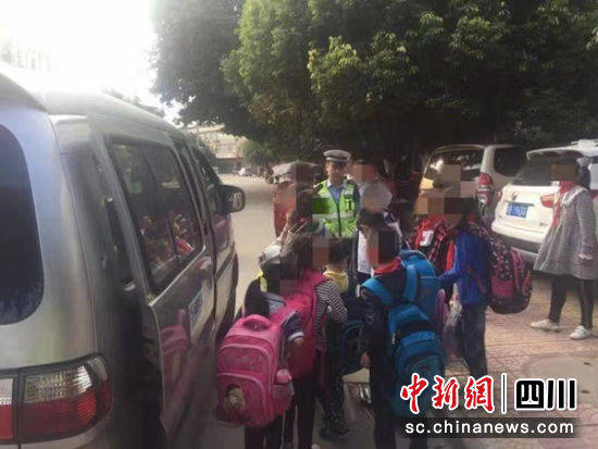 綿陽三臺(tái):面包車變身超員“黑校車” 駕駛員涉嫌危險(xiǎn)駕駛罪 綿陽三臺(tái):面包車變身超員“黑校車” 駕駛員涉嫌危險(xiǎn)駕駛罪