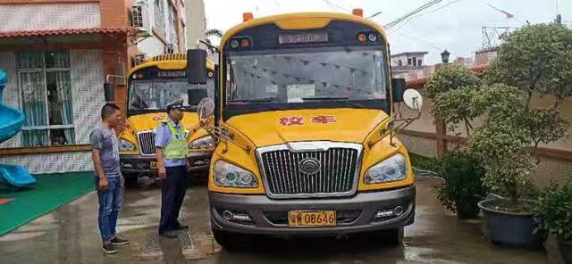 新興公安交警積極做好新學(xué)期學(xué)生上下學(xué)道路交通安全治理和宣傳工作/ 新興公安交警積極做好新學(xué)期學(xué)生上下學(xué)道路交通安全治理和宣傳工作