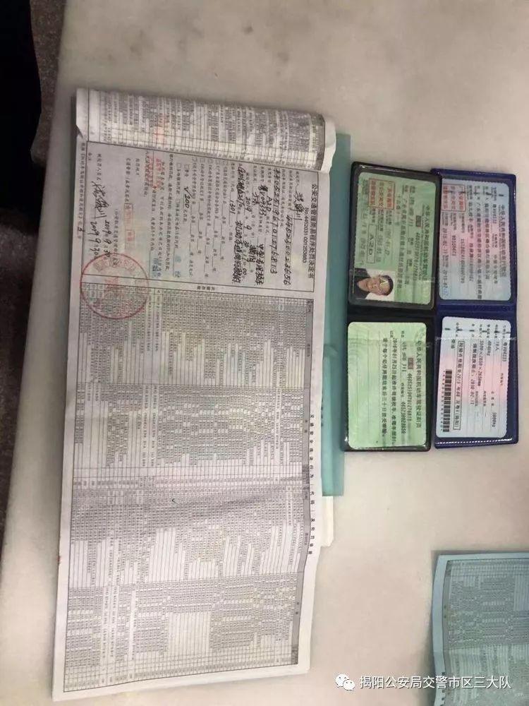 潮汕一校車(chē)被舉報(bào)！為了趕時(shí)間便逆向行駛的行為讓人后怕！