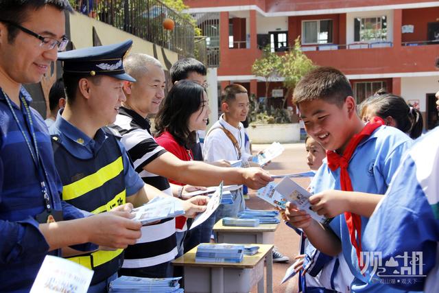 “非法校車(chē)”存隱患 聯(lián)合整治保安全 “非法校車(chē)”存隱患 聯(lián)合整治保安全