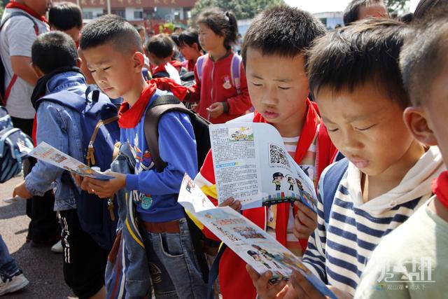 “非法校車(chē)”存隱患 聯(lián)合整治保安全 “非法校車(chē)”存隱患 聯(lián)合整治保安全