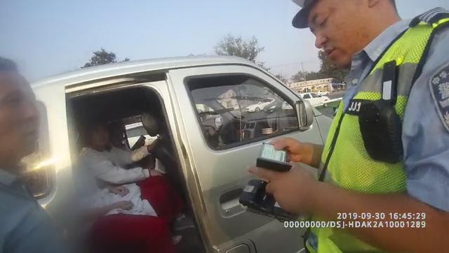 邯鄲交警查獲超員“黑校車” 駕駛?cè)嗣媾R高額罰金 邯鄲交警查獲超員“黑校車” 駕駛?cè)嗣媾R高額罰金