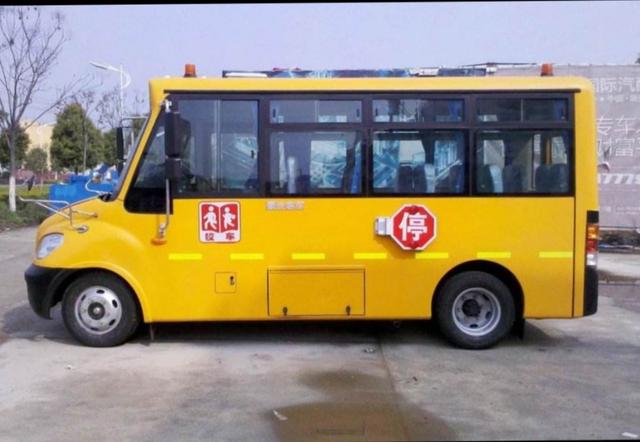 校車應(yīng)是一所移動(dòng)的學(xué)校