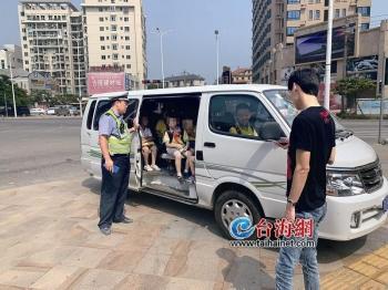 未取得校車標(biāo)牌、超員、未隨車攜帶駕駛證 漳州一“黑校車”被罰萬元并扣分扣車