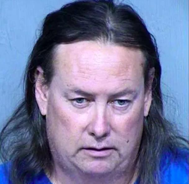 美國一校車司機被學(xué)生激怒，故意猛踩剎車讓孩子撞破擋風(fēng)玻璃