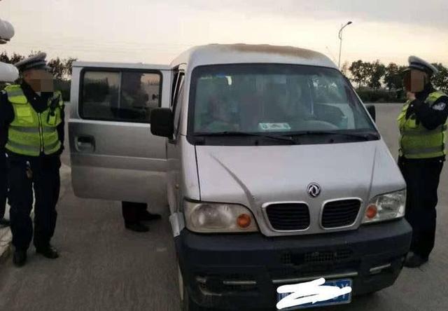 核載7人實載10人 一黑校車被東明交警罰款一萬余元 核載7人實載10人 一黑校車被東明交警罰款一萬余元