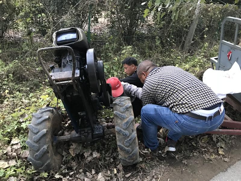 手扶拖拉機(jī)沖入深溝 校車駕駛員化身救援隊(duì)