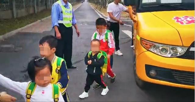 全部擠上了車？上饒一校車超員60%以上，駕駛員竟身兼兩職