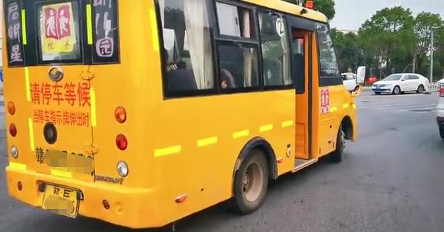 全部擠上了車？上饒一校車超員60%以上，駕駛員竟身兼兩職