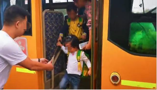 全部擠上了車？上饒一校車超員60%以上，駕駛員竟身兼兩職