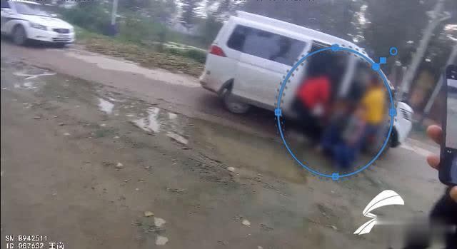 莘縣網(wǎng)友舉報幼兒園使用黑校車，交警果斷出擊，超載100%以上