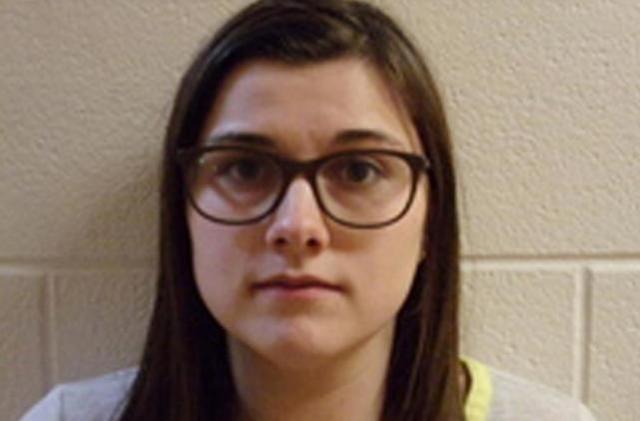 雙胞胎兄弟與姐姐過馬路去上學(xué)，被粗心女司機(jī)撞倒、全部身亡