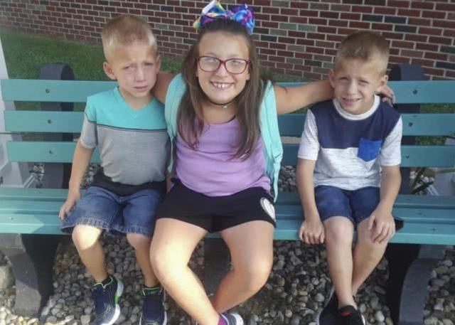 雙胞胎兄弟與姐姐過馬路去上學(xué)，被粗心女司機(jī)撞倒、全部身亡