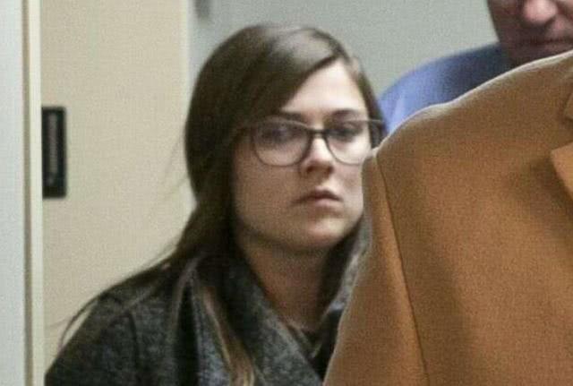 雙胞胎兄弟與姐姐過馬路去上學(xué)，被粗心女司機(jī)撞倒、全部身亡