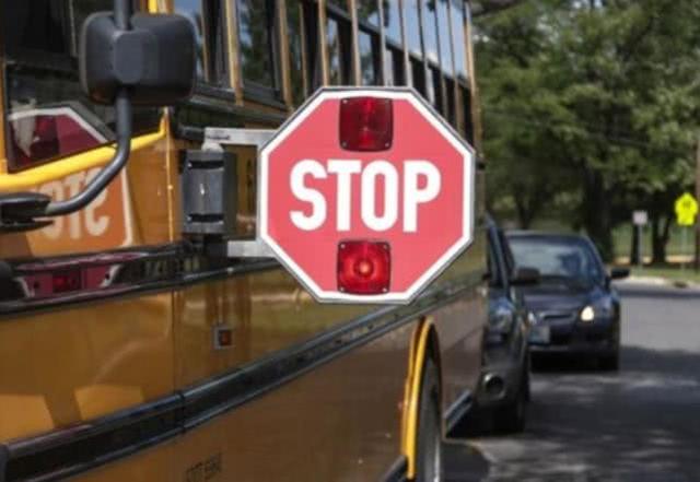 雙胞胎兄弟與姐姐過馬路去上學(xué)，被粗心女司機(jī)撞倒、全部身亡