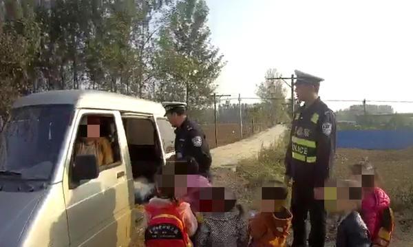 漯河一幼兒園園長駕駛“黑校車”接送娃 交警一查還超載 漯河一幼兒園園長駕駛“黑校車”接送娃 交警一查還超載