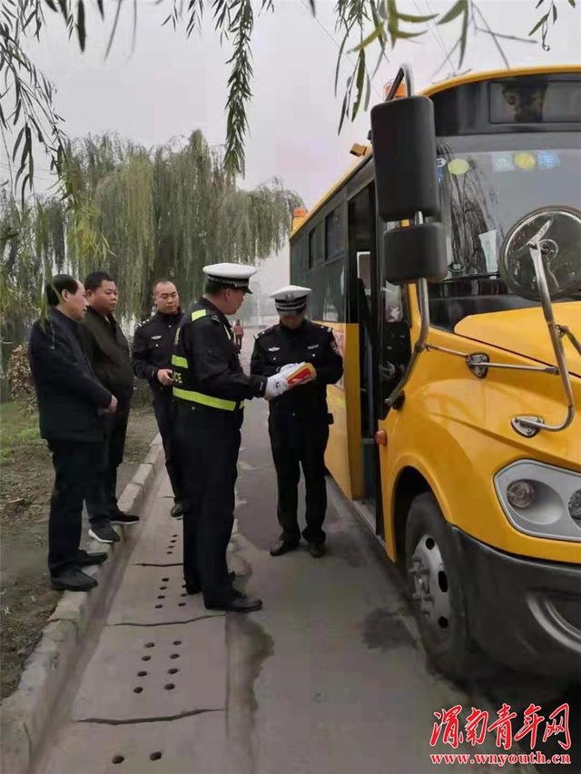 華陰交警大隊(duì)“提認(rèn)識(shí)、抓源頭、排隱患、嚴(yán)管控”進(jìn)一步加強(qiáng)校車安全管理
