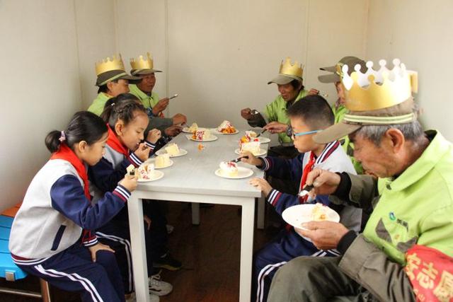 迎接環(huán)衛(wèi)工人節(jié)，溫馨校車(chē)向“城市美容師”致敬